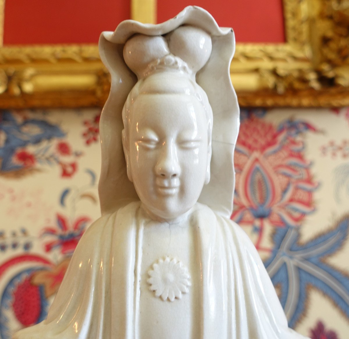 Guanyin Statue In Chinese Porcelain Bronze Base - Chinoiserie Decor / Chinese Cabinet-photo-2