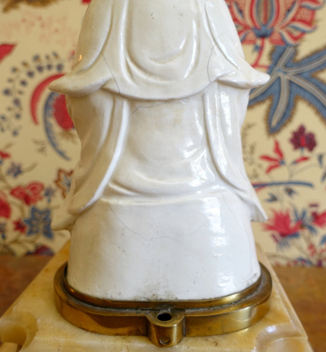 Guanyin Statue In Chinese Porcelain Bronze Base - Chinoiserie Decor / Chinese Cabinet-photo-4