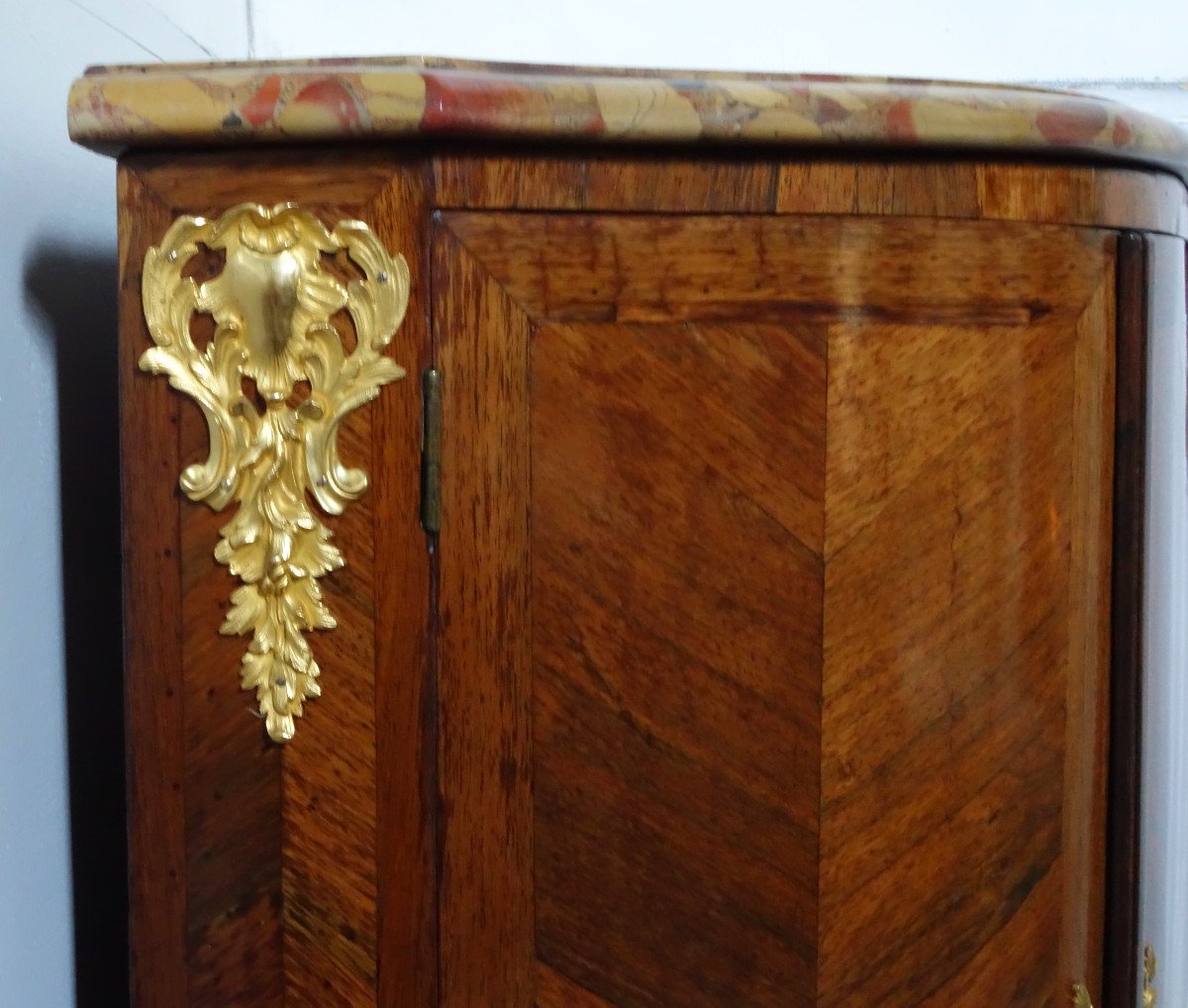   Louis XV Period Corner Cabinet In Violet Wood, Breche d'Alep Marble And Gilded Bronze-photo-2