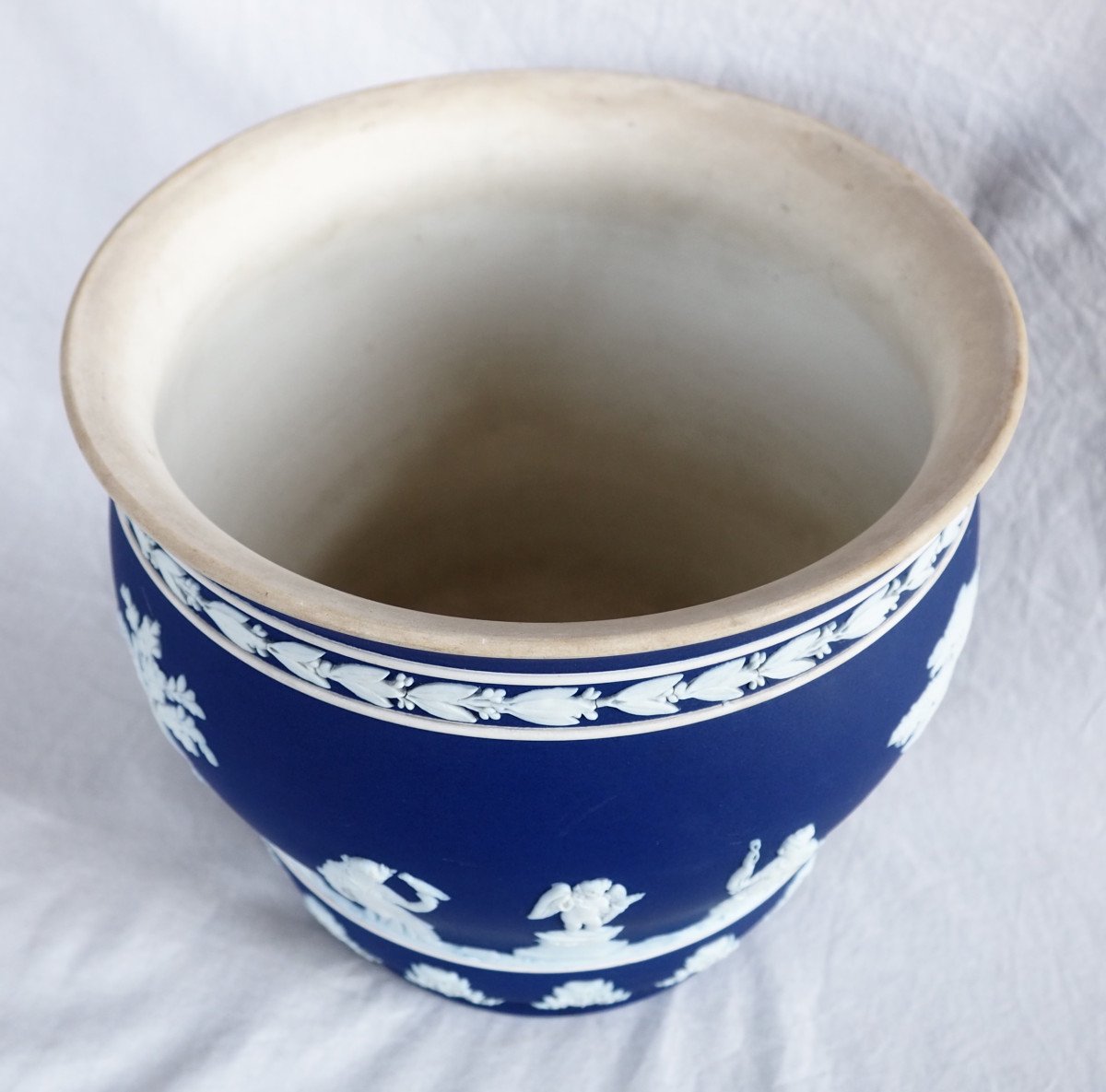   Wedgwood: Large Neoclassical Dark Blue Biscuit Porcelain Cache Pot-photo-1