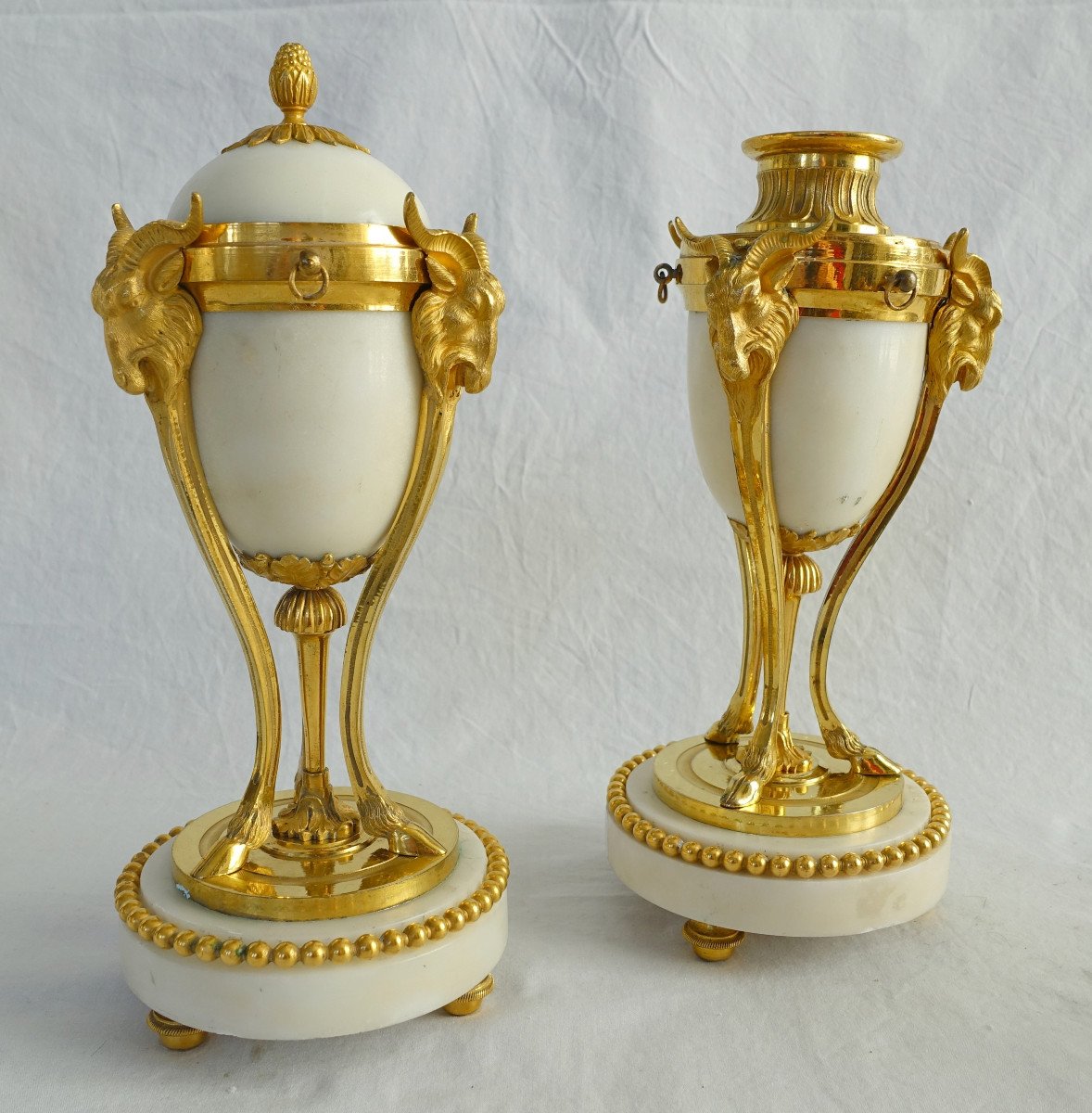 Paire De Candélabres Cassolettes à Bougeoirs Renversés En Bronze Doré Et Marbre Style Louis XVI-photo-3