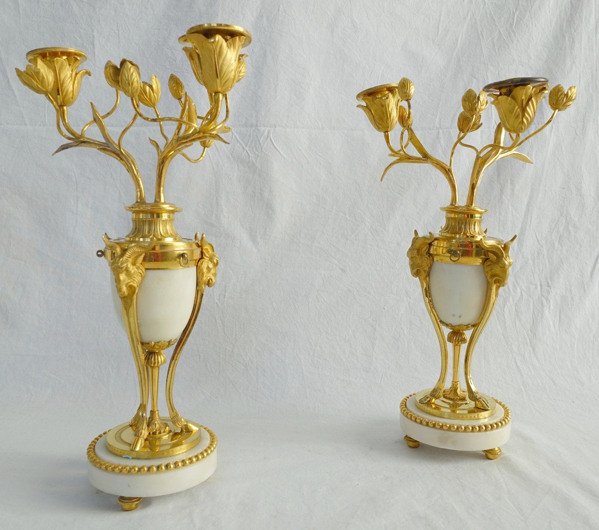 Paire De Candélabres Cassolettes à Bougeoirs Renversés En Bronze Doré Et Marbre Style Louis XVI