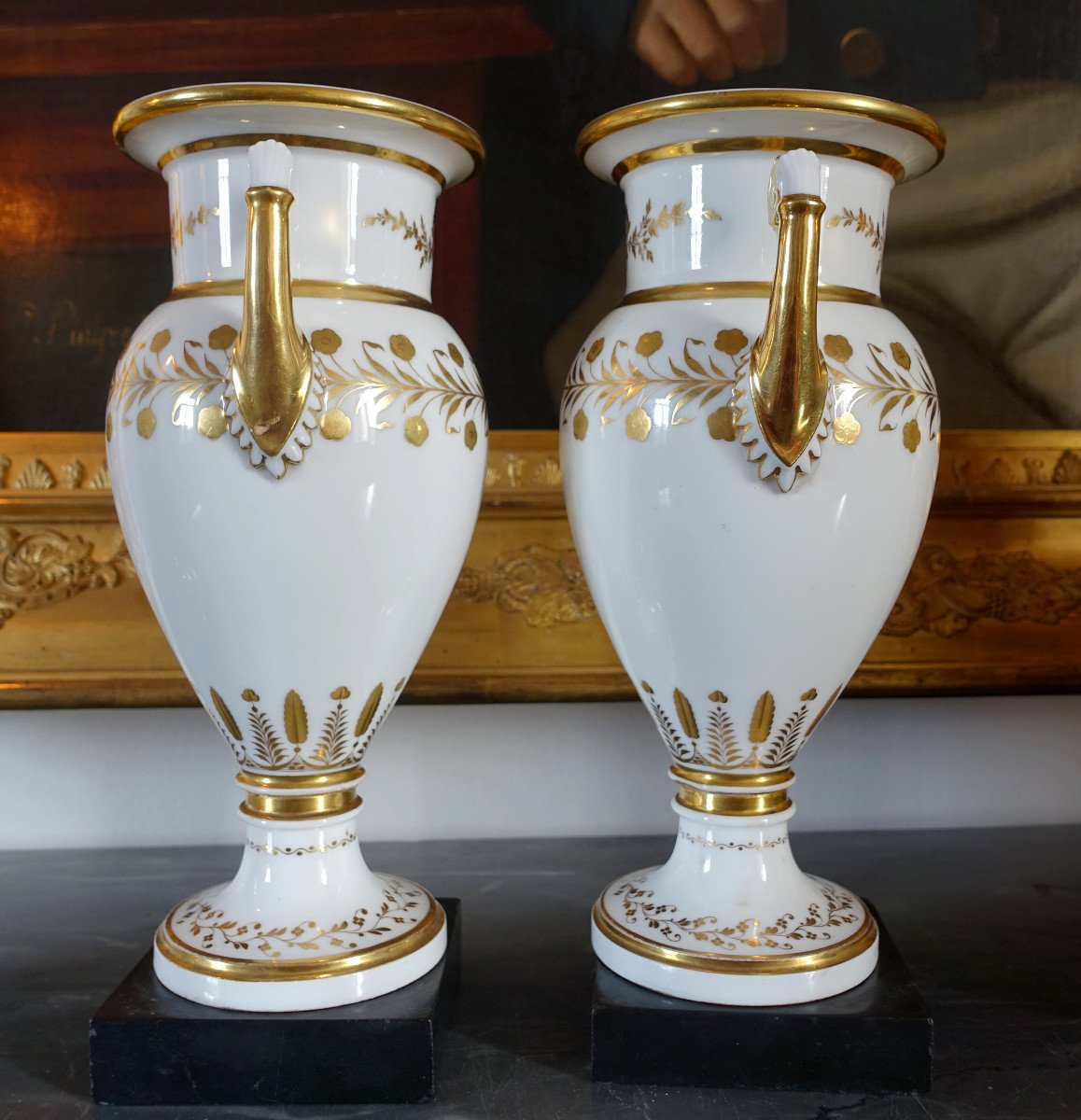 Manufacture De Sèvres - Paire De Grands Vases En Porcelaine Blanc Et Or Sur Socle En Marbre -photo-2