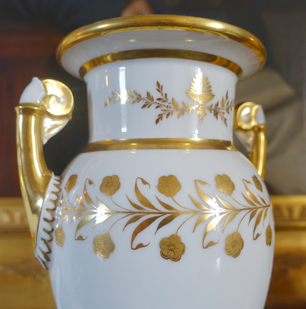 Manufacture De Sèvres - Paire De Grands Vases En Porcelaine Blanc Et Or Sur Socle En Marbre -photo-4