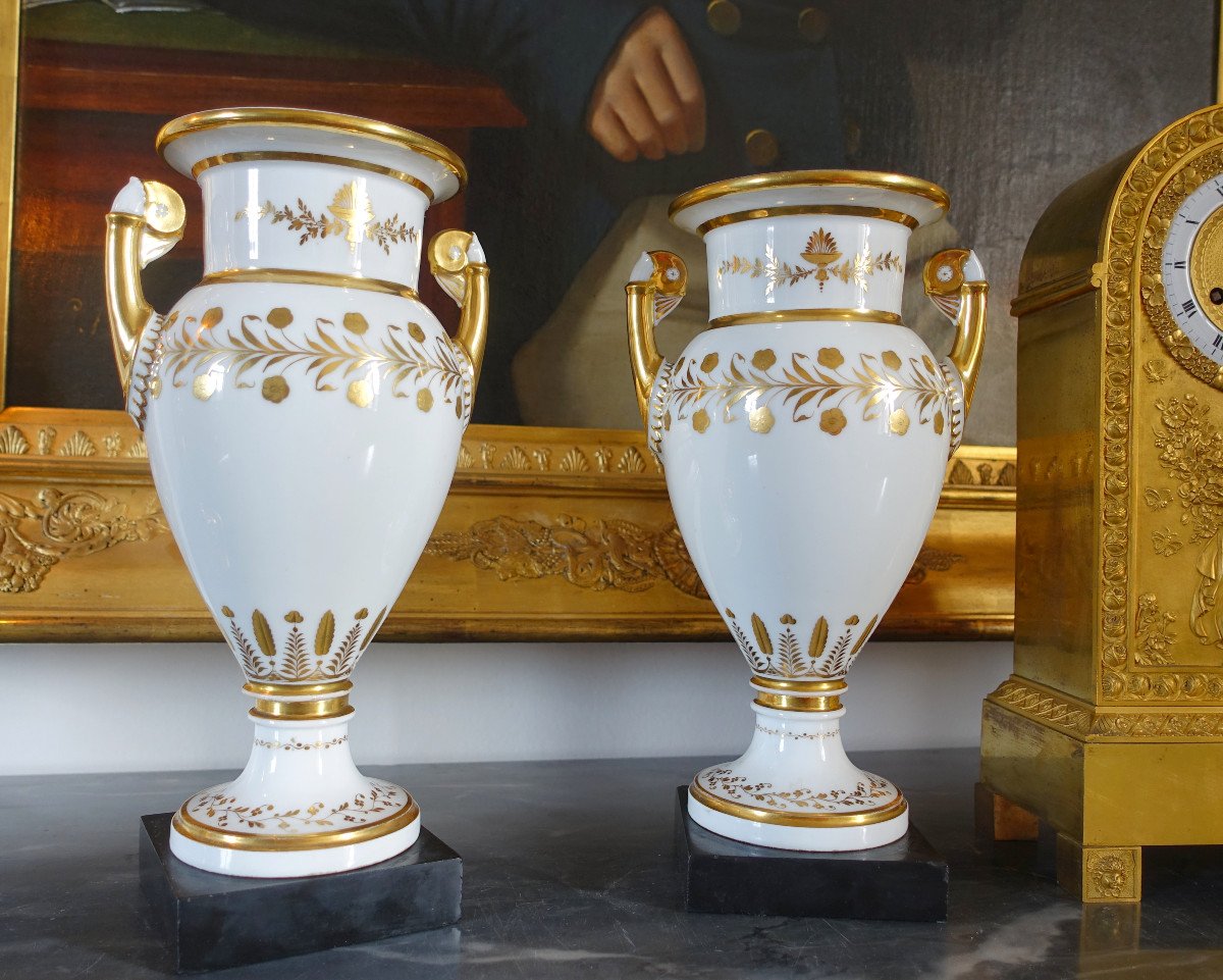 Manufacture De Sèvres - Paire De Grands Vases En Porcelaine Blanc Et Or Sur Socle En Marbre 