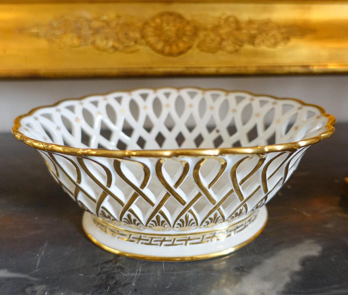 Nast - Empire Oval Cut In Openwork Porcelain Gilded With Fine Gold, Early 19th Century