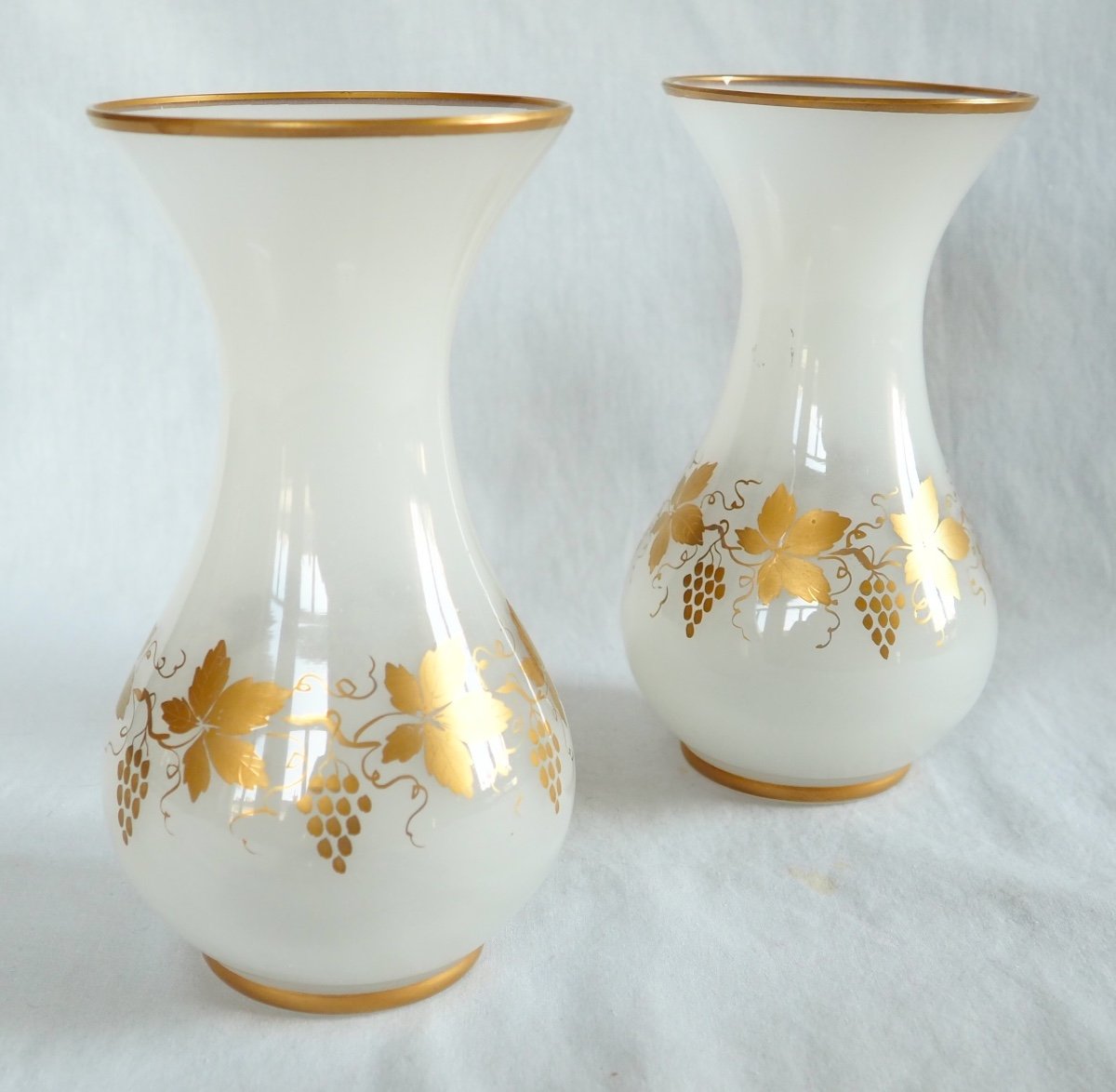 Paire De Vases En Opaline Savonneuse - Cristal De Baccarat - Rehaussés à l'Or Fin