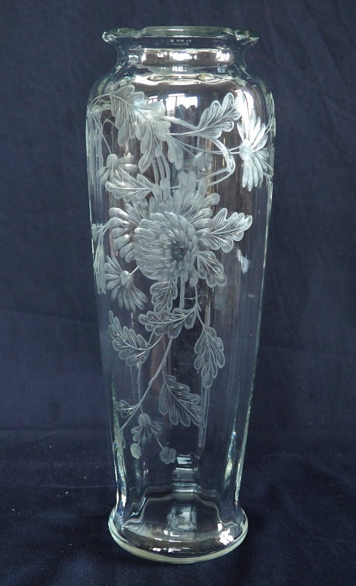 Baccarat : Vase En Cristal, Rare Modèle Taillé Gravé Aux Chrysanthèmes - 30,1cm