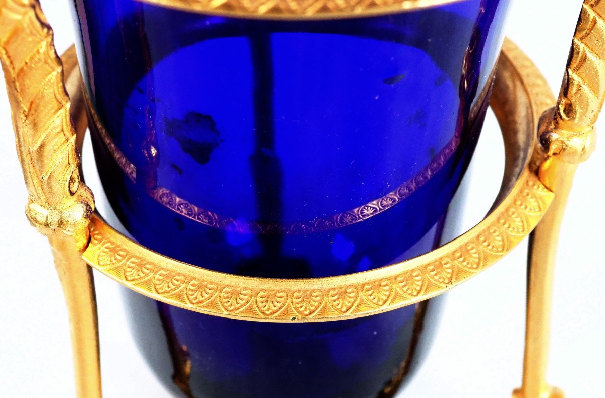 Empire Period Athenian Vase In Gilt Bronze And Blue Crystal, Decorated With Swan Necks-photo-3