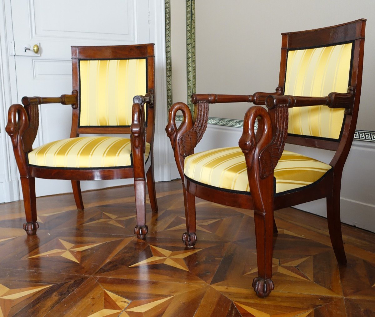 Paire De Fauteuils Empire En Acajou Modèle Au Cygne Attribués à Bellangé