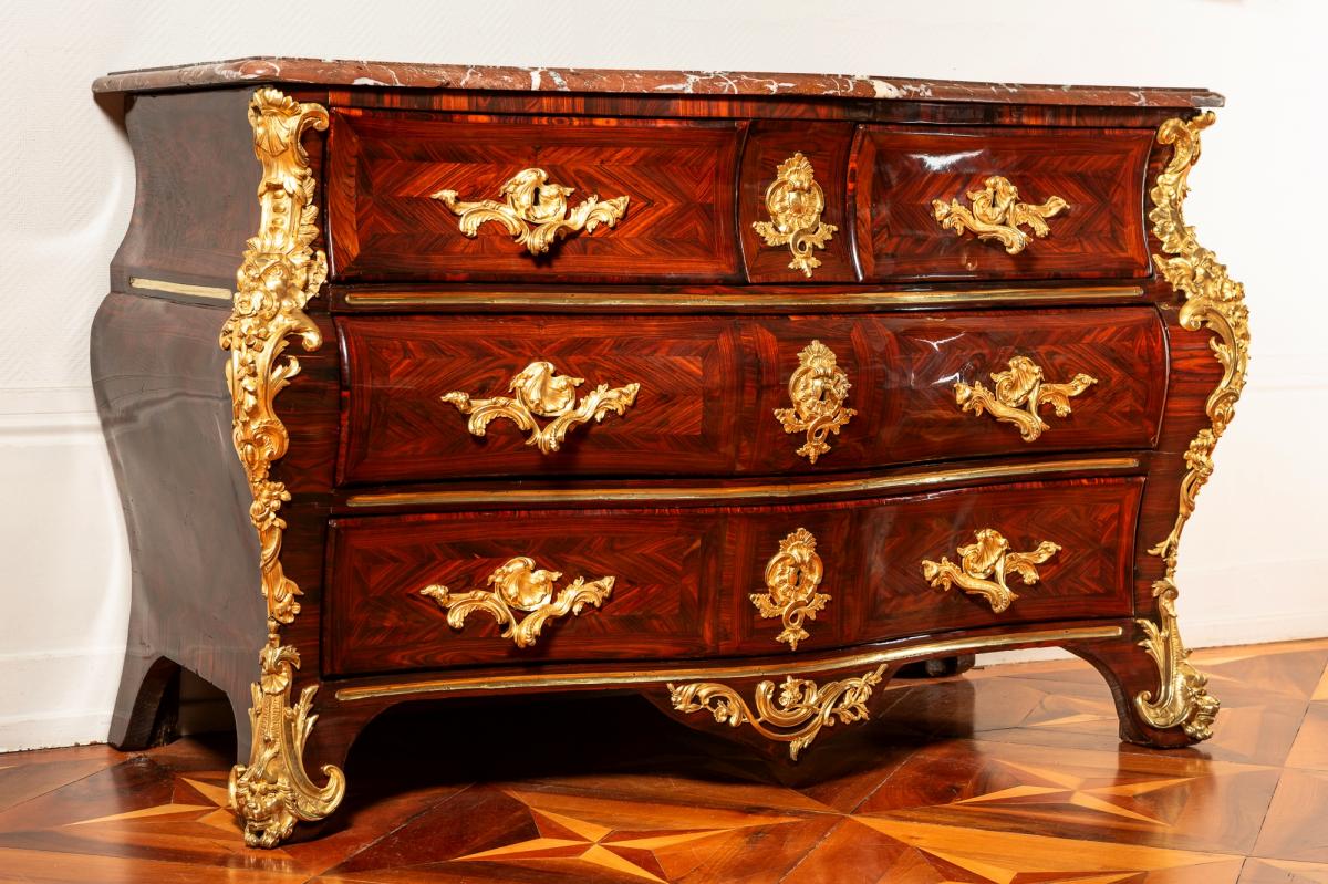 Commode Tombeau En Bois De Violette d'époque Régence Louis XV  Attribuée à Jean Charles Saunier