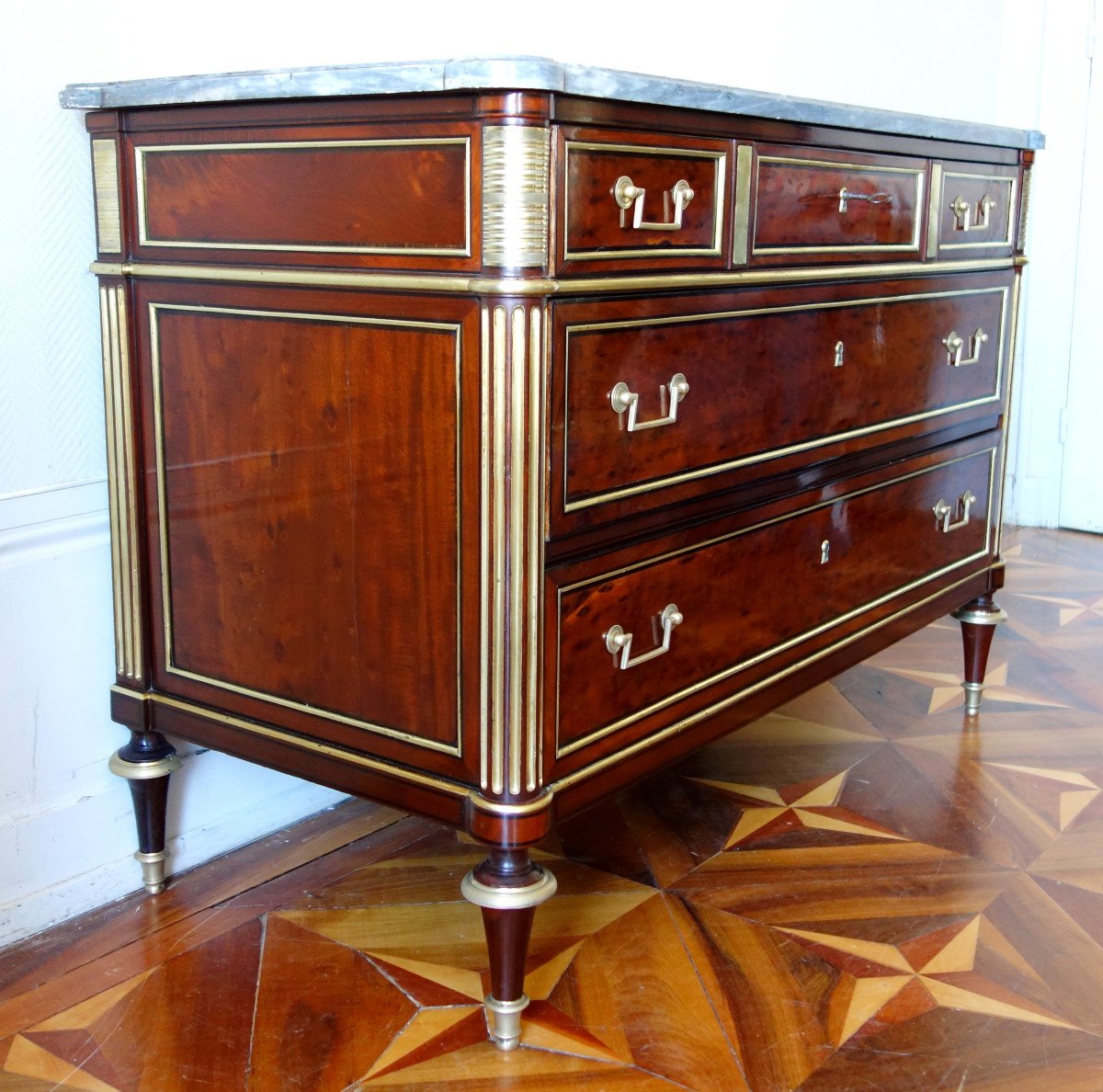 Louis XVI Directoire Commode In Speckled Mahogany, Turquin Marble And Trefoil Key - Late 18th-photo-4