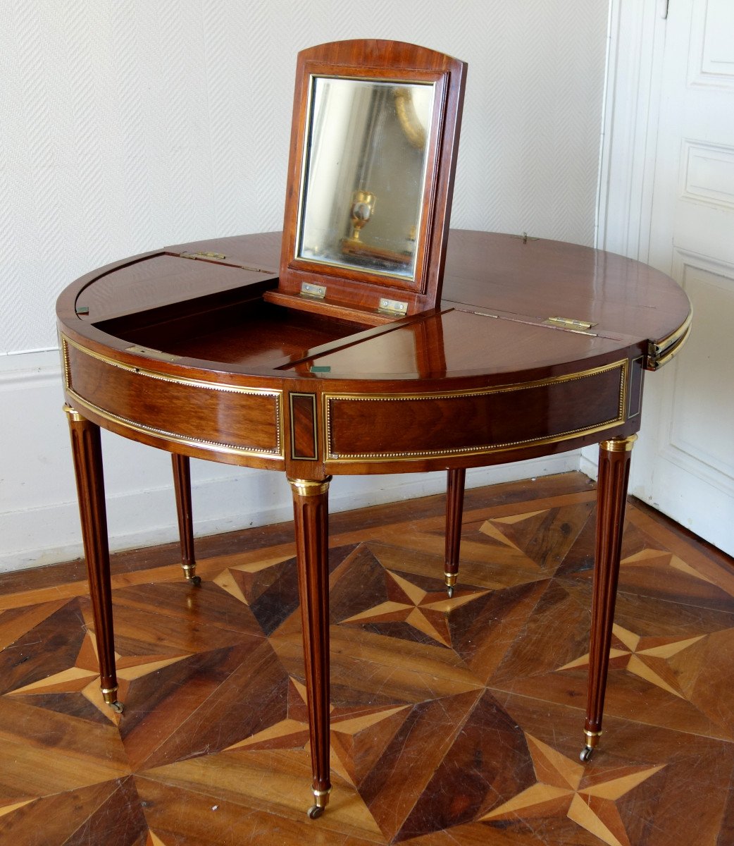 Late 18th Century Mahogany Half-moon Shaped 5 Usages Table