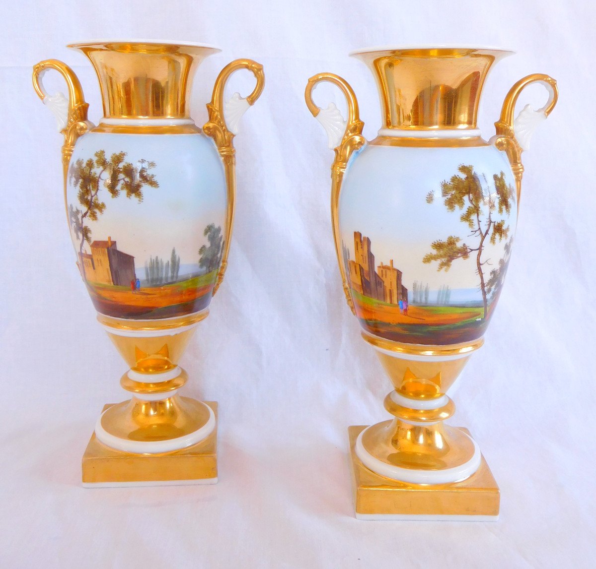 Paire De Vases Empire En Porcelaine De Paris - Paysages Tournants