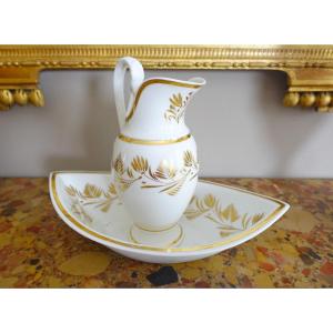 Ensemble Lavabo En Porcelaine De Paris, Aiguière Et Son Bassin à Décor Blanc & Or époque Empire