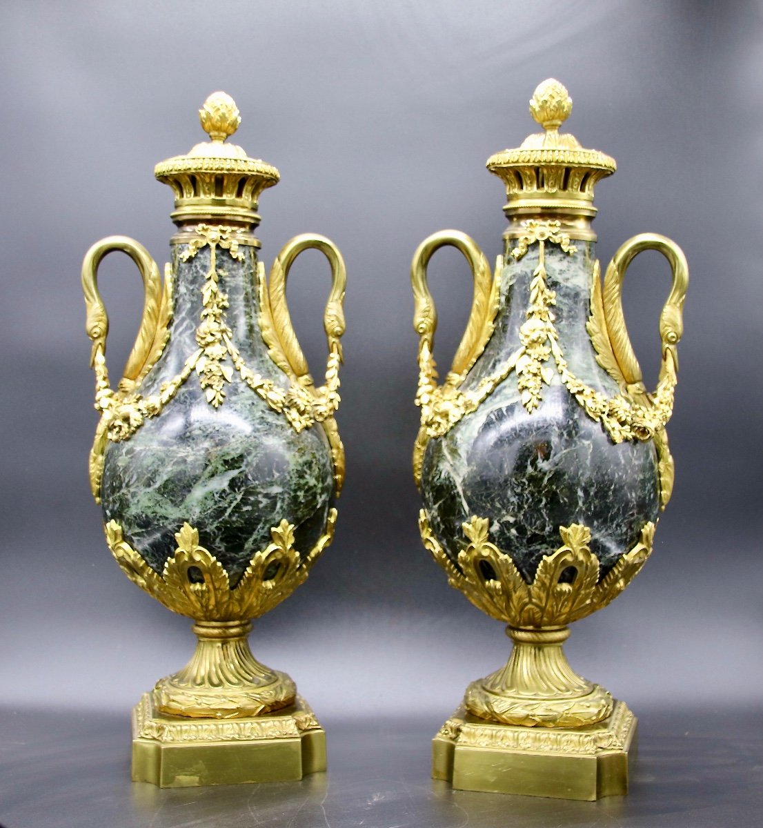 Grande Paire De Vases Urnes XIXème En Marbre Et Bronze Doré