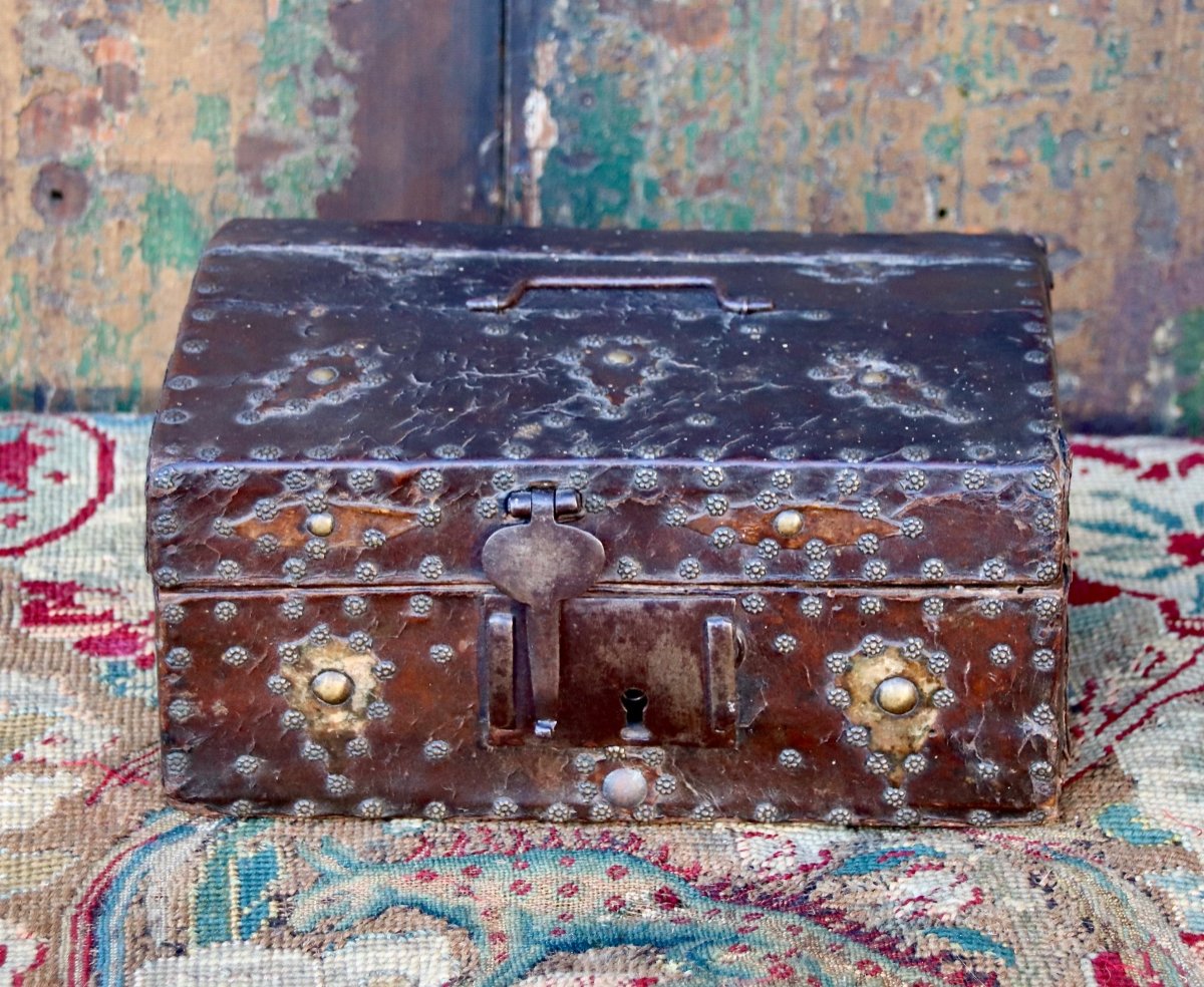 17th Century Leather Box Trimmed With Studs -photo-4