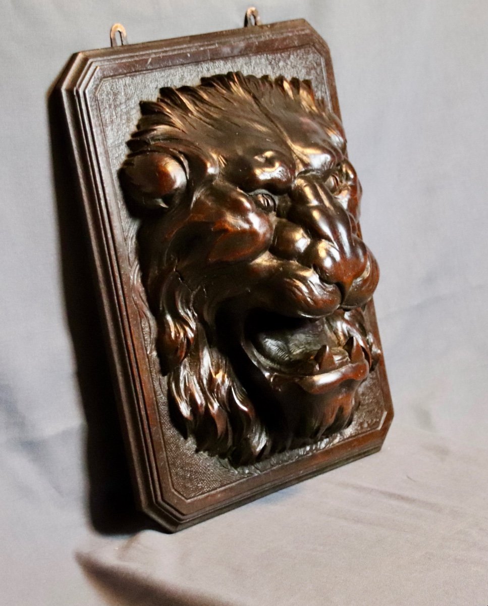 19th Century Walnut Lion Head Sculpture -photo-2