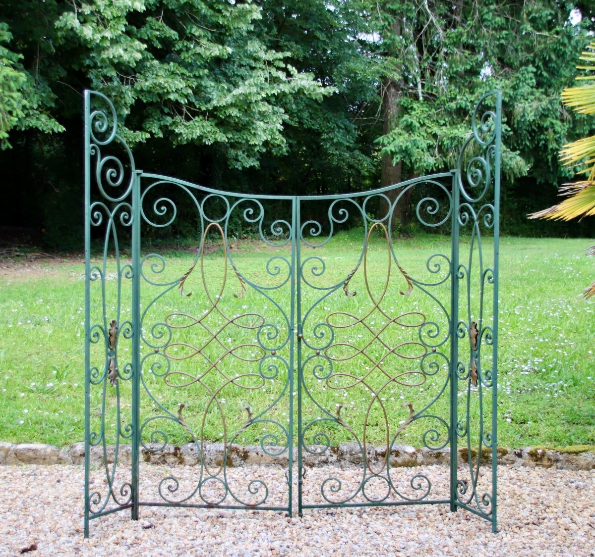 Art Deco Grille With 2 Leaves 