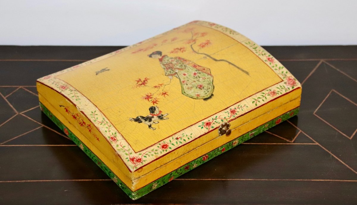 Nineteenth Century Japanese Decor Box In Lacquer