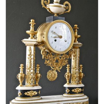 Pendule Portique Louis XVI En Marbre Et Bronze Ciselé  d'Époque XVIIIème