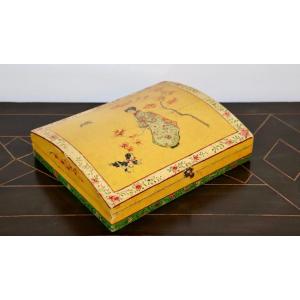 Nineteenth Century Japanese Decor Box In Lacquer