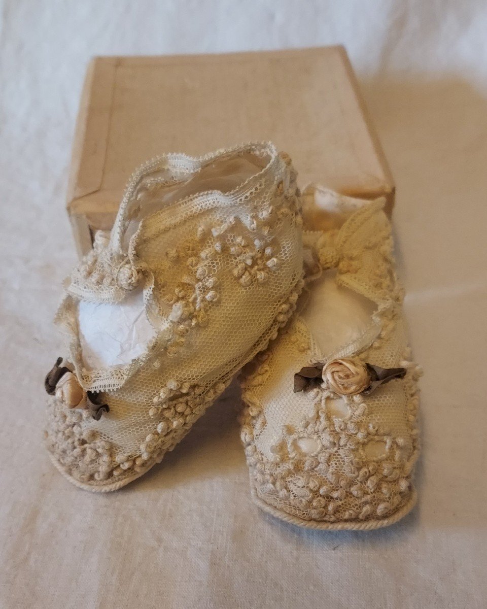 Pair Of Newborn Slippers In White Tulle Embroidered With Inserts And Openwork-photo-3