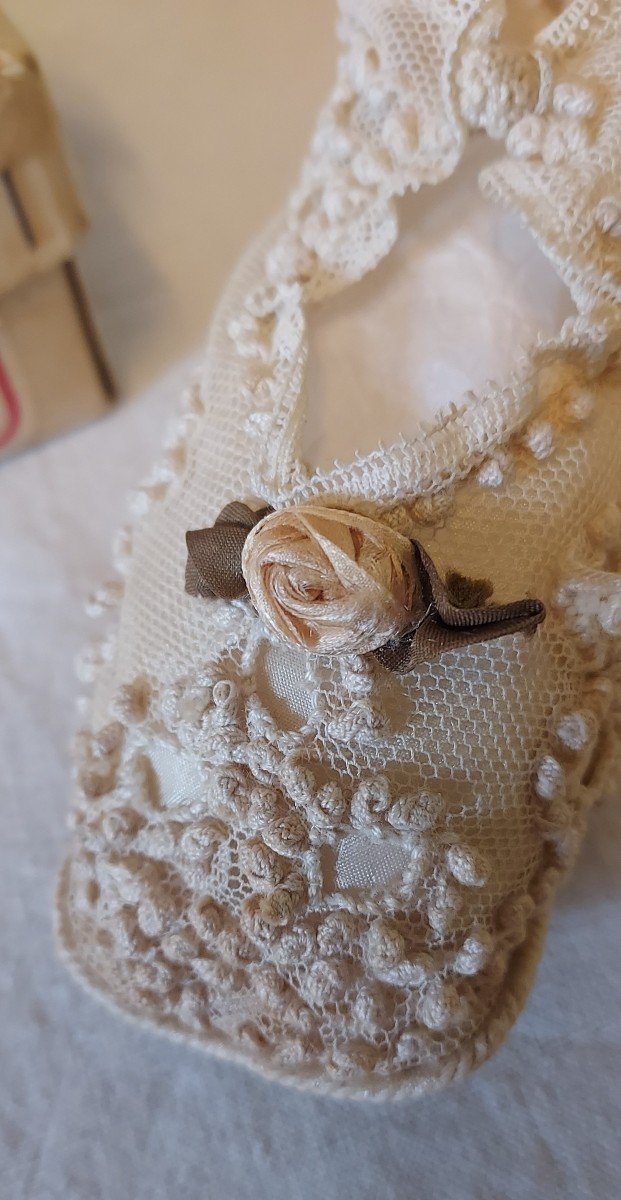 Paire De Chaussons Nouveau Né En Tulle Blanc Rebrodé d'Empiècements Et Ajouré-photo-4