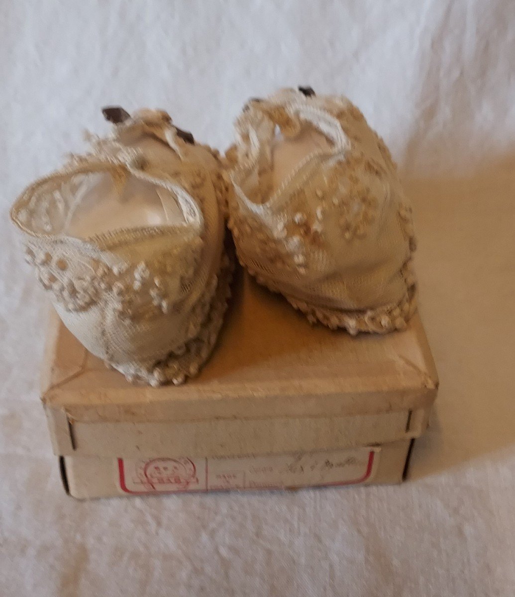 Pair Of Newborn Slippers In White Tulle Embroidered With Inserts And Openwork-photo-2