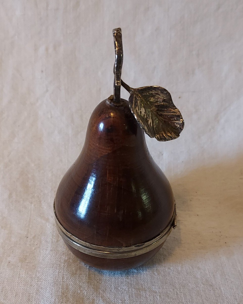 Mercerie ancienne : Poire S'ouvrant Et Formant Un Porte Dé à Coudre Bois Tourné Et Métal Argenté -photo-4