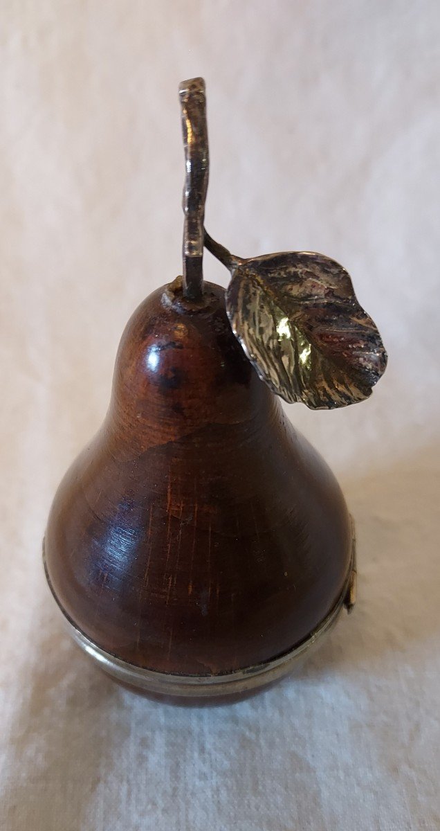 Mercerie ancienne : Poire S'ouvrant Et Formant Un Porte Dé à Coudre Bois Tourné Et Métal Argenté -photo-1