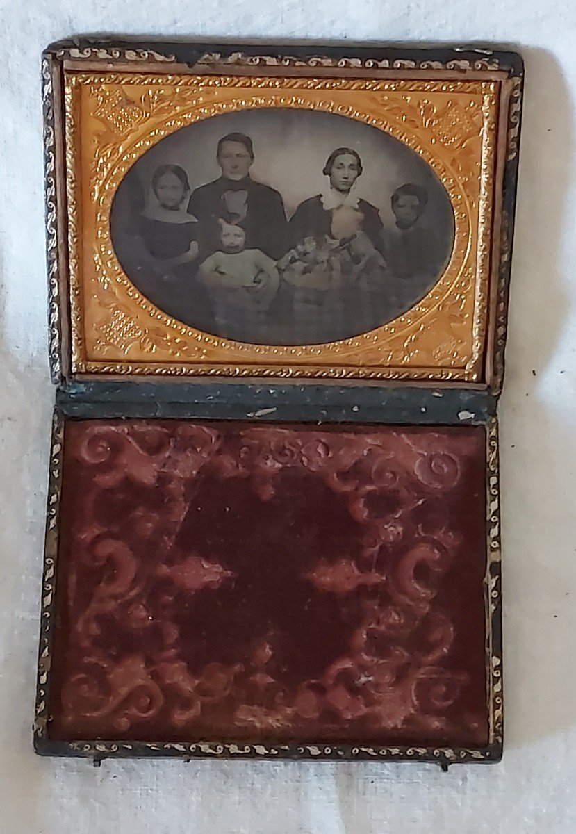 Family Portrait In Ambrotype In Its Case - Union Case - With A Nice Golden Paste Throughout-photo-2