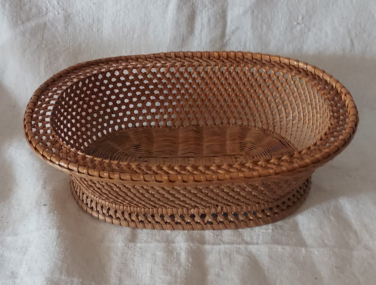 Oval Elongated Basket With Rim In Wicker Basketwork From The 19th Century 