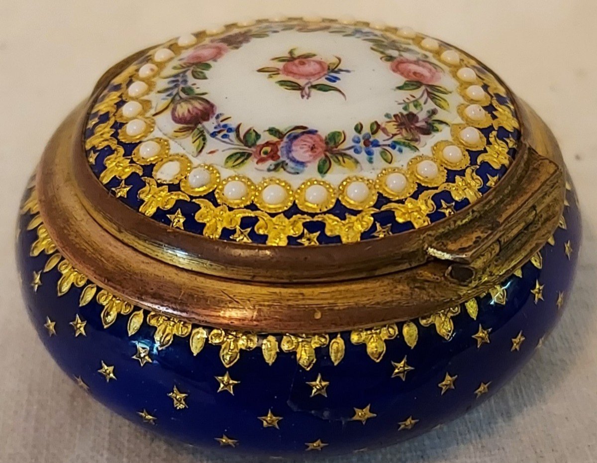 Pill Box In Bressan Enamel With Flowered, Beaded And Starry Decor From The 19th Century -photo-1