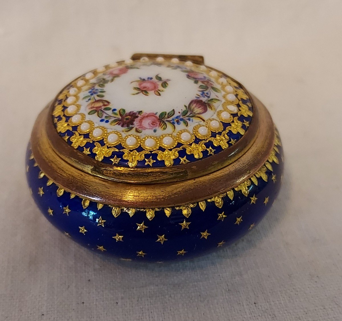 Pill Box In Bressan Enamel With Flowered, Beaded And Starry Decor From The 19th Century 