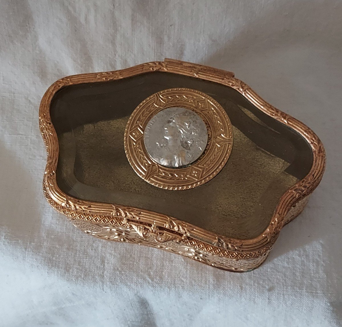 Box In Orcast Bronze And Beveled Glass In Scalloped Shape With Medallion Circa 1900-photo-2