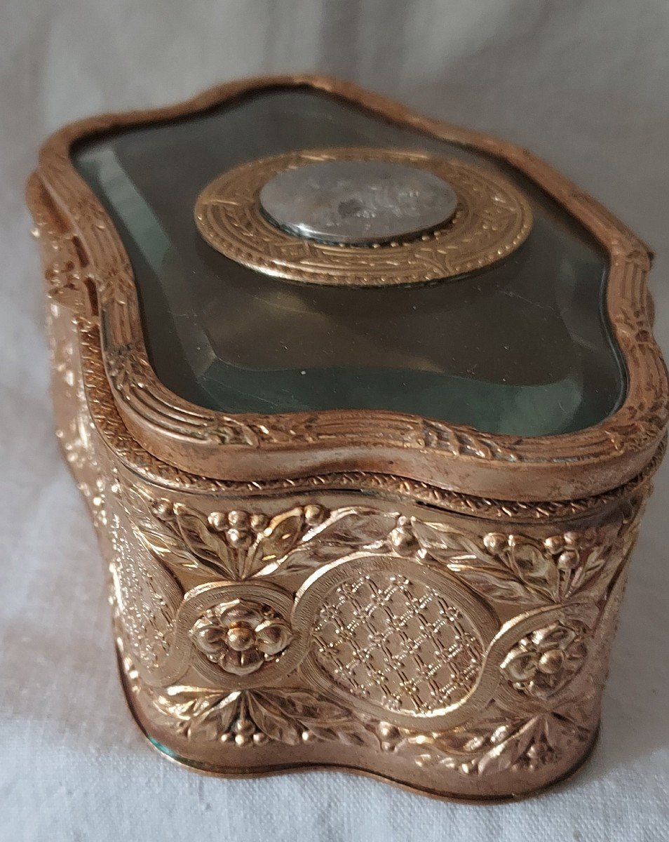 Box In Orcast Bronze And Beveled Glass In Scalloped Shape With Medallion Circa 1900-photo-3