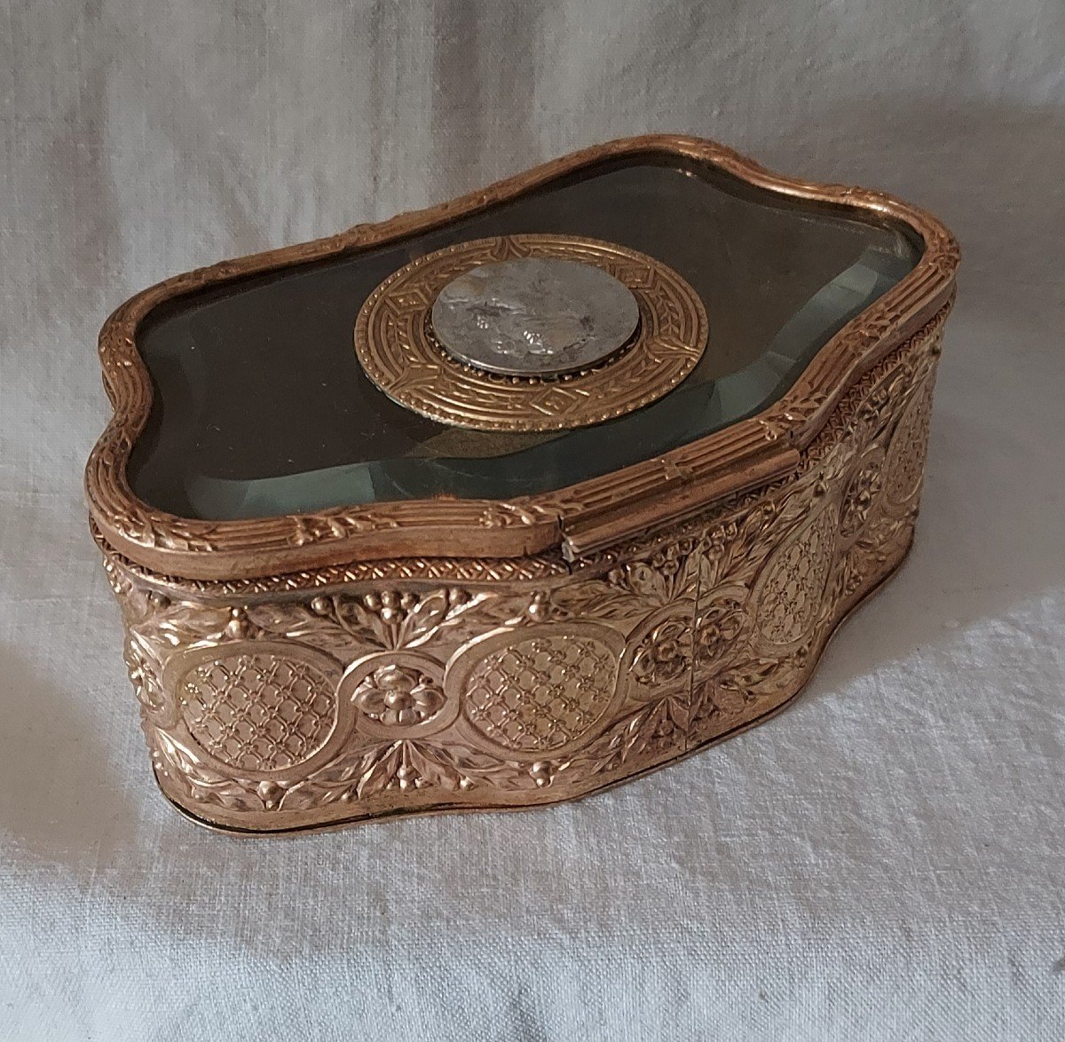 Box In Orcast Bronze And Beveled Glass In Scalloped Shape With Medallion Circa 1900-photo-4