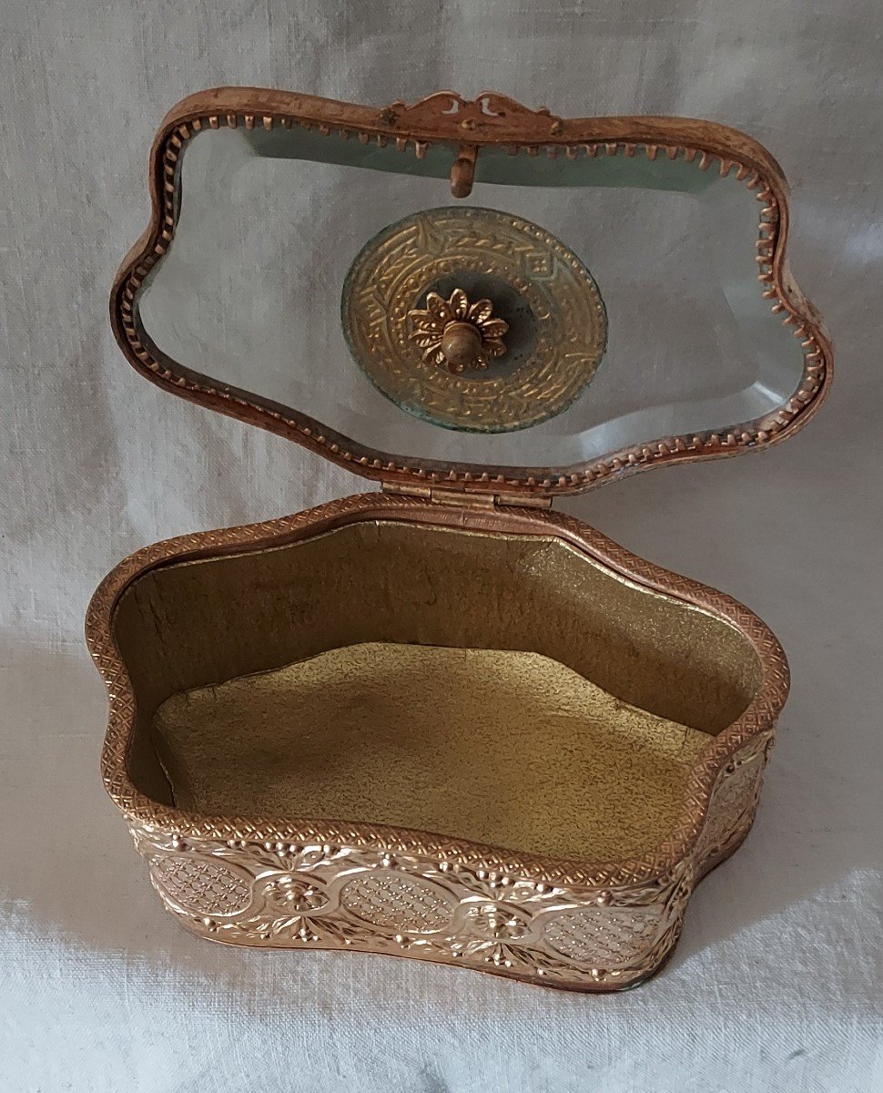 Box In Orcast Bronze And Beveled Glass In Scalloped Shape With Medallion Circa 1900-photo-1