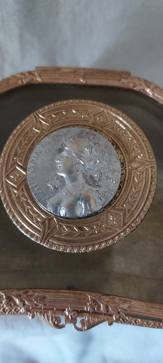 Box In Orcast Bronze And Beveled Glass In Scalloped Shape With Medallion Circa 1900-photo-2