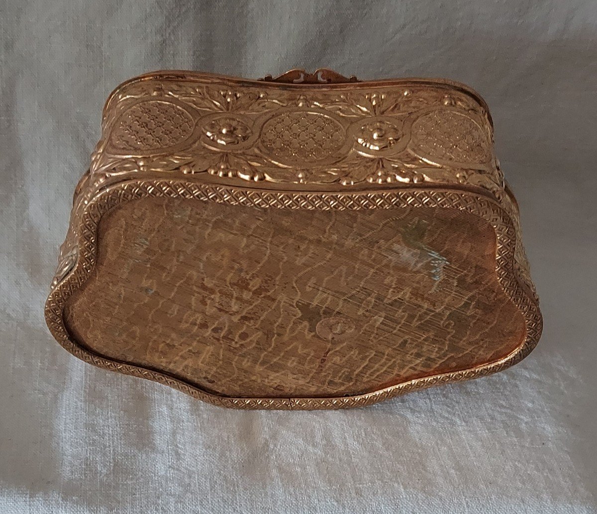 Box In Orcast Bronze And Beveled Glass In Scalloped Shape With Medallion Circa 1900-photo-3