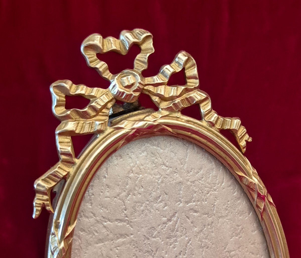 Louis XVI Style Gilt Bronze Oval Photo Frame With Large Bow And Convex Glass -photo-1