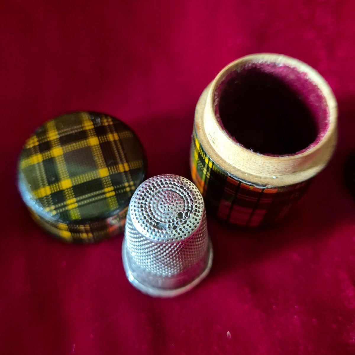 So Couture: Set With Scottish Clans For Thimble And Needles -photo-4