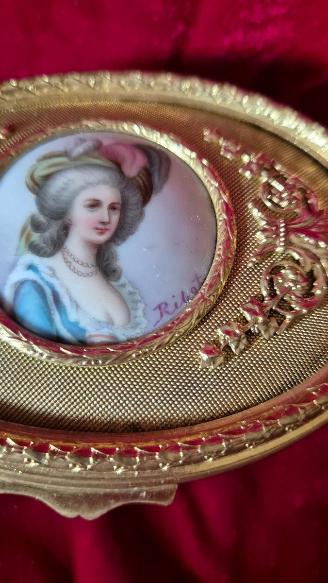 Louis XVI Style Oval Gilt Bronze Box With Porcelain Medallion Signed Ribot-photo-2