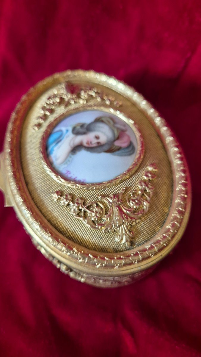 Louis XVI Style Oval Gilt Bronze Box With Porcelain Medallion Signed Ribot-photo-4