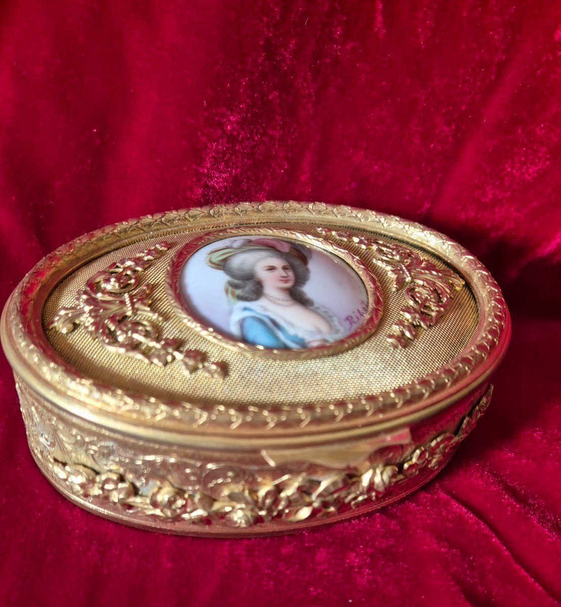 Louis XVI Style Oval Gilt Bronze Box With Porcelain Medallion Signed Ribot-photo-3