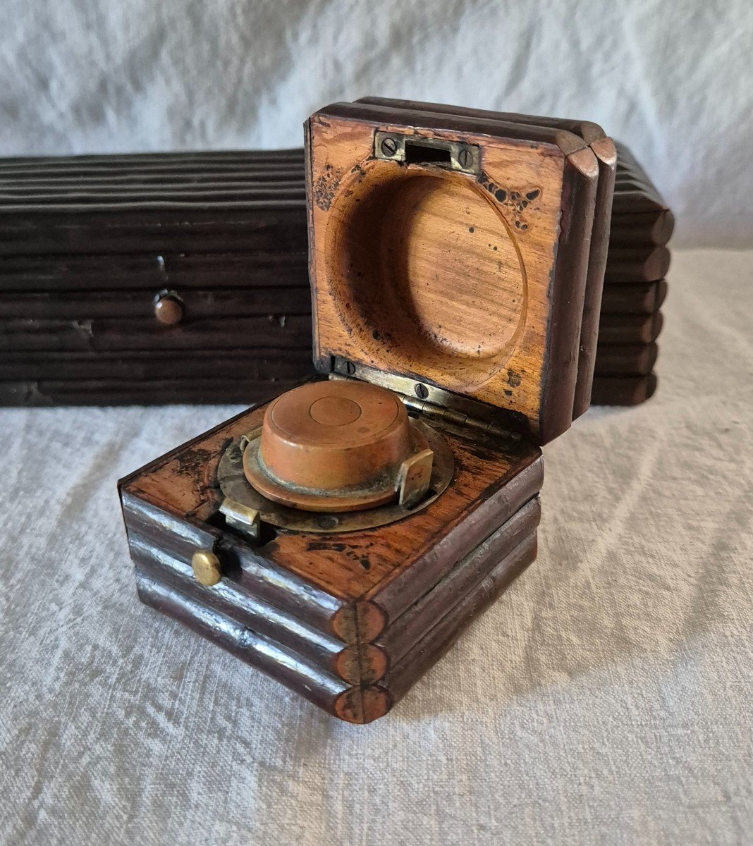 Chestnut Log Travel Inkwell And Matching Pencil Holder.-photo-4