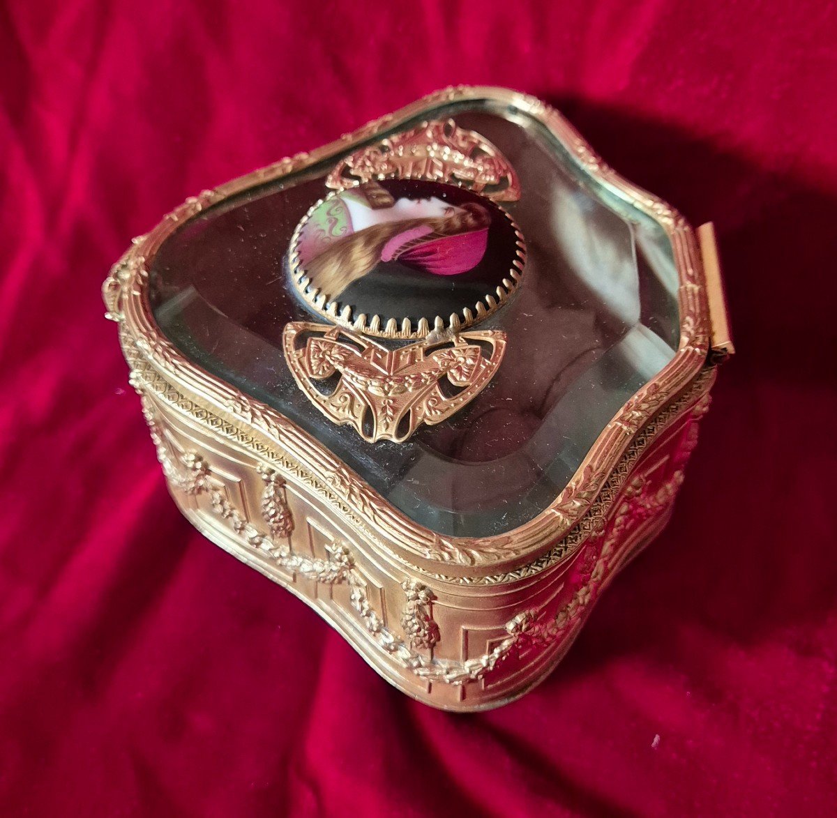 Shaped Jewelry Box In Bronze And Glass -photo-3