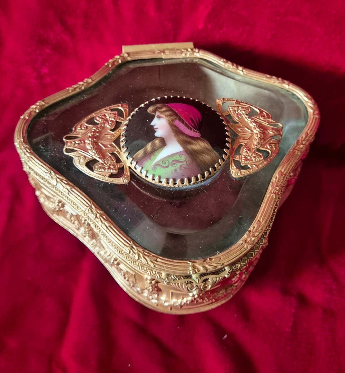 Shaped Jewelry Box In Bronze And Glass 