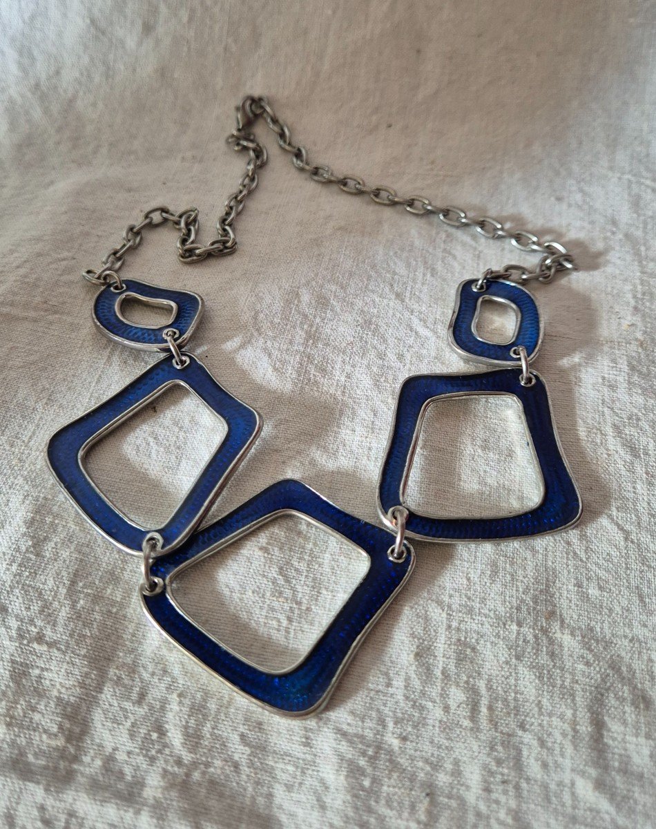 Collier Métal Argenté Et émail Bleu Transparent Sur Fond Grainé Des Années Soixante Dix